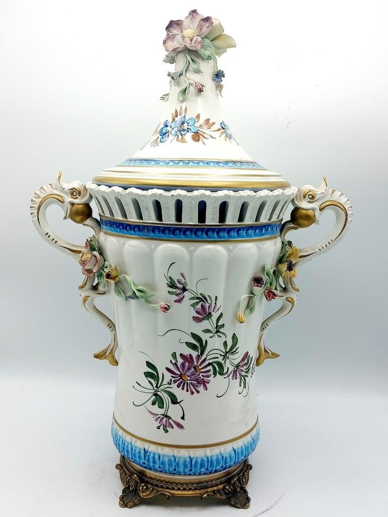 Urne en porcelaine décorée de fleurs, Enlèvement