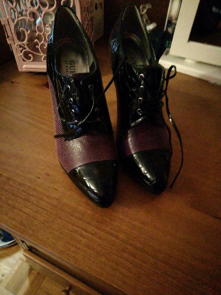 Schoenen van guess paars met zwart, Ophalen of Verzenden, Zwart