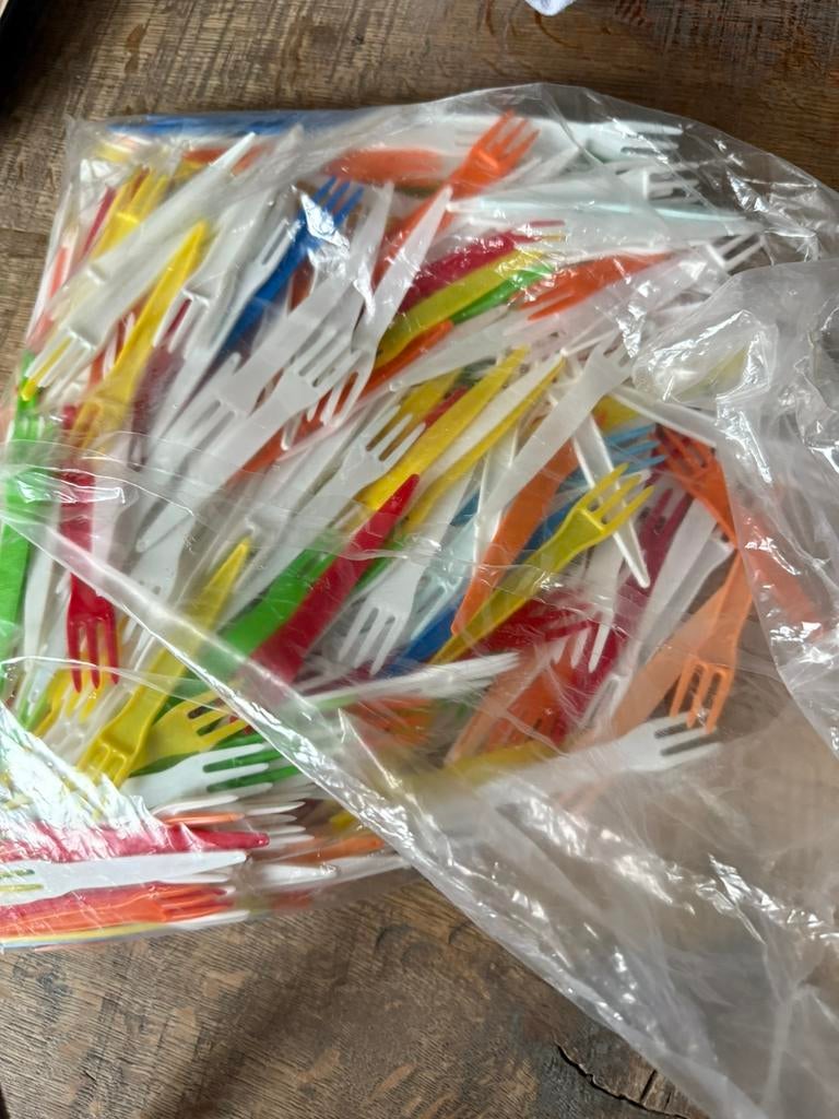 Plastiek frietvorkjes en rietjes. Drie  euro voor alles, Ophalen, Nieuw