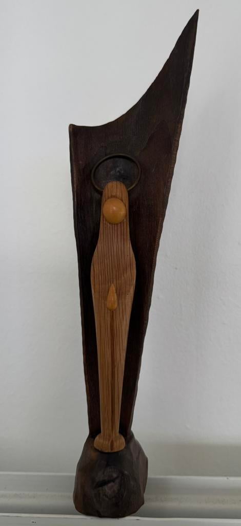 Statue en bois représentant une femme, Enlèvement