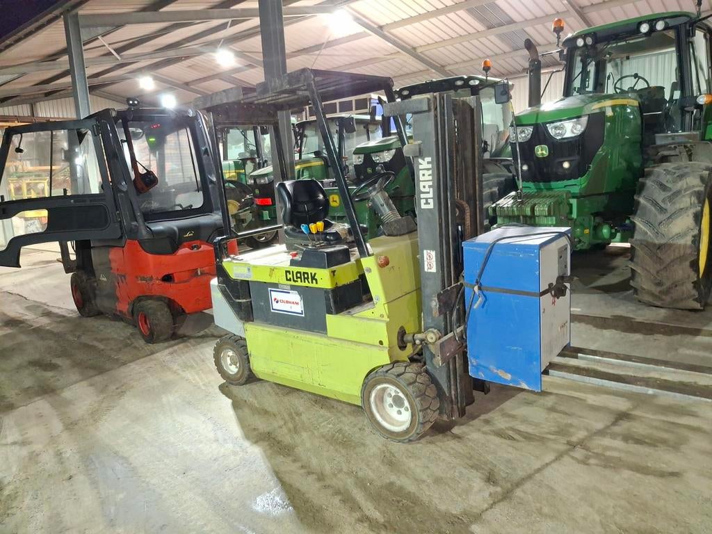 Clark ,klark ,heftruck 2 ton triplex ,lage prijsklasse, Zakelijke goederen, Ophalen, Clark, Vergel105@ hotmail.com