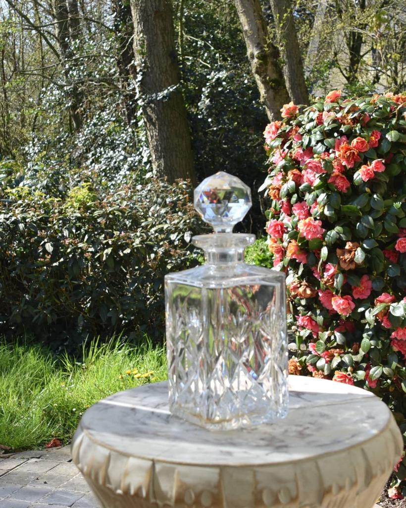 CARAFES CRISTAL TAILLEES MAIN, Antiquités & Art, Enlèvement ou Envoi
