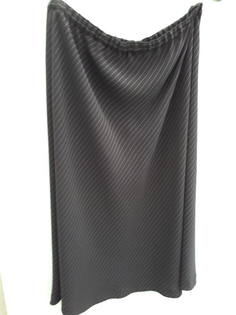 Heel mooie donkerblauwe rok Mayerline t 46, Kleding | Dames, Rokken, Ophalen