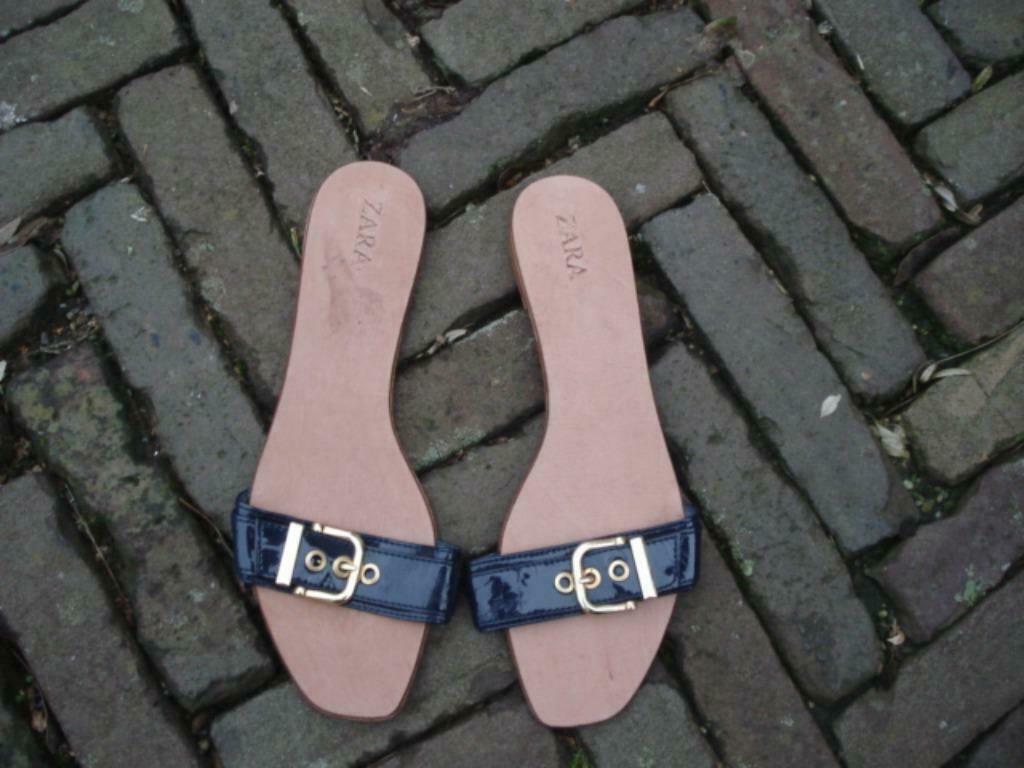 Gratis verzenden nieuwe blauwe lak zara teenslippers mt 41, Kleding | Dames, Schoenen, Slippers, Zara, Nieuw, Verzenden