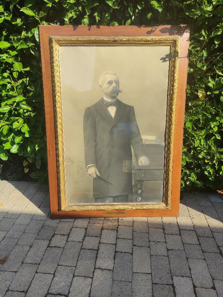 Kader met foto van oude man, Ophalen