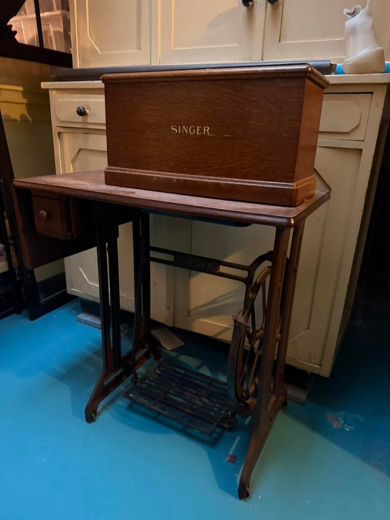 Oude singer naaimachine, Enlèvement