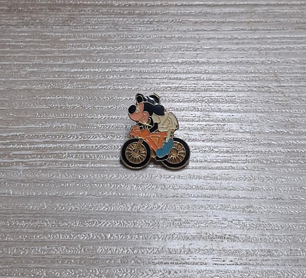 PIN - DISNEY - MICKEY MOUSE - FIETS - VELO, Envoi, Utilisé, Figurine, Insigne ou Pin's