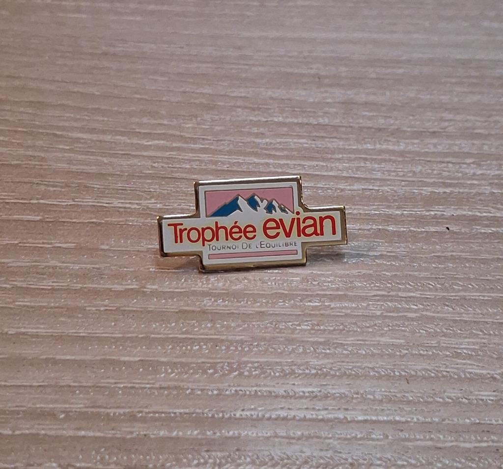 PIN - EVIAN - WATER - EAU MINÉRALE, Verzamelen, Verzenden, Gebruikt, Merk, Speldje of Pin