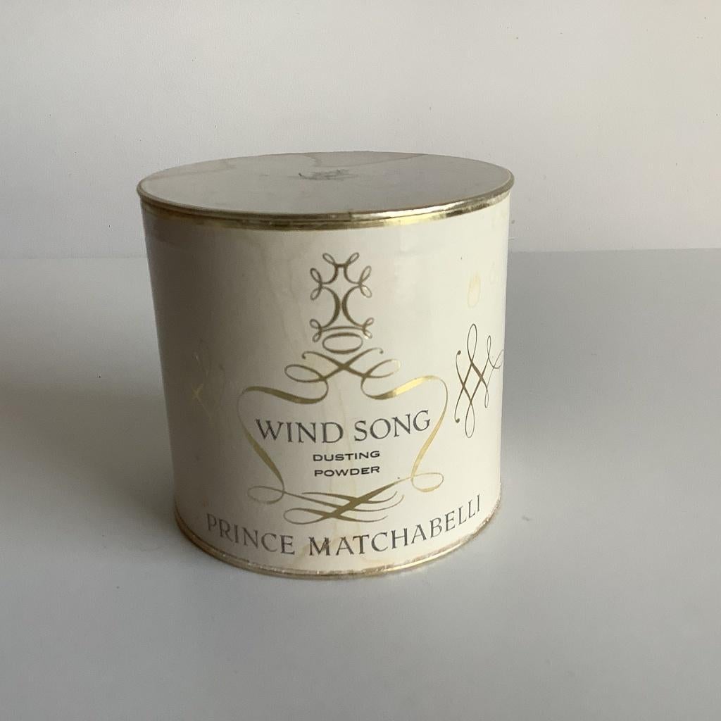 Oude poederdoos Price Matchiabelli Windsong dusting powder, Ophalen of Verzenden, Gebruikt, Overige typen, Gevuld