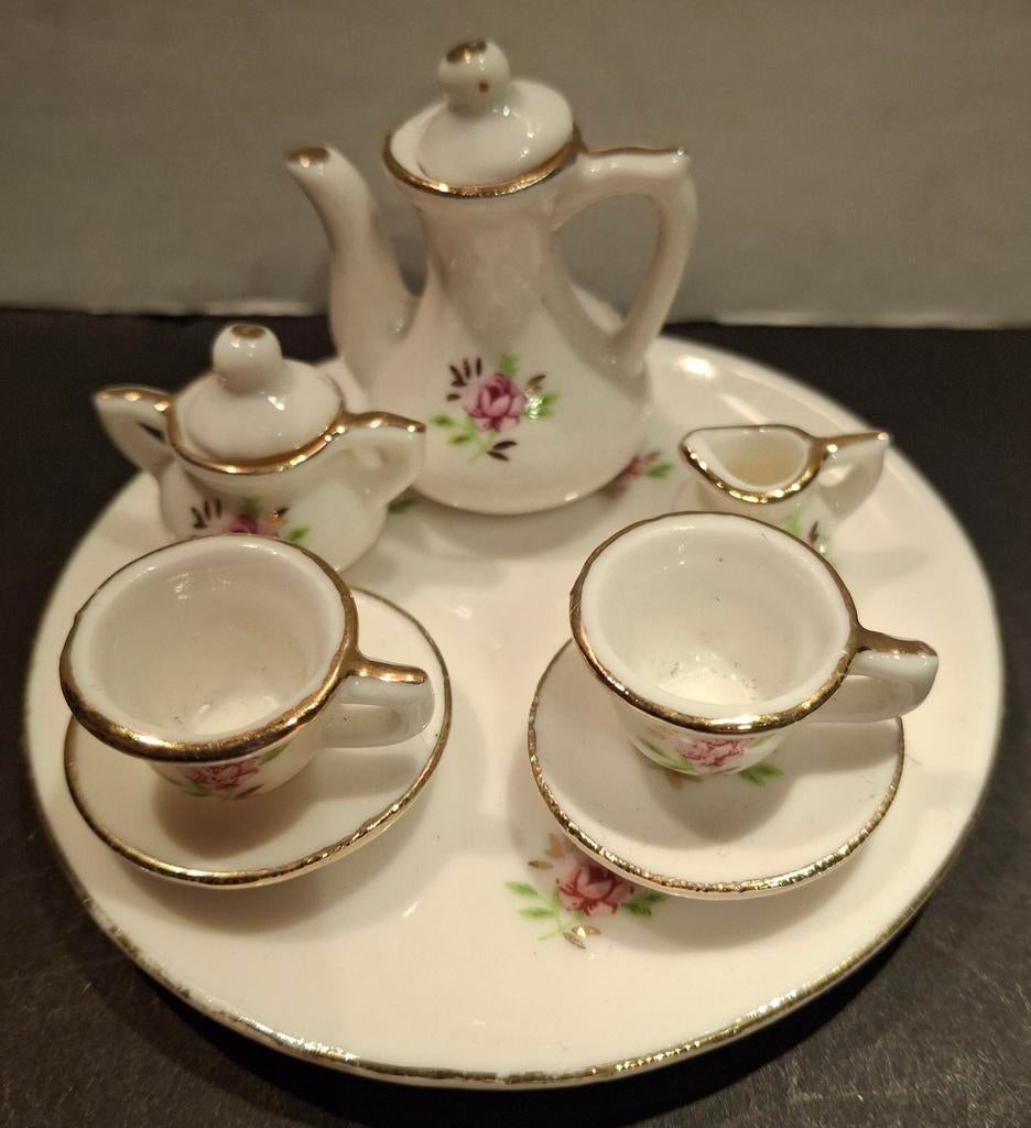 Il s'agit d'un service à thé miniature vintage en porcelaine, Enlèvement ou Envoi