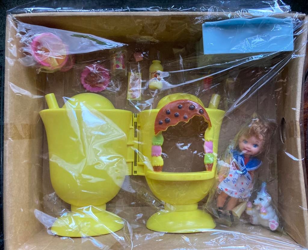Shelly popje met allerlei assecoires., Kinderen en Baby's, Speelgoed | Poppen, Ophalen of Verzenden, Zo goed als nieuw, Overige typen
