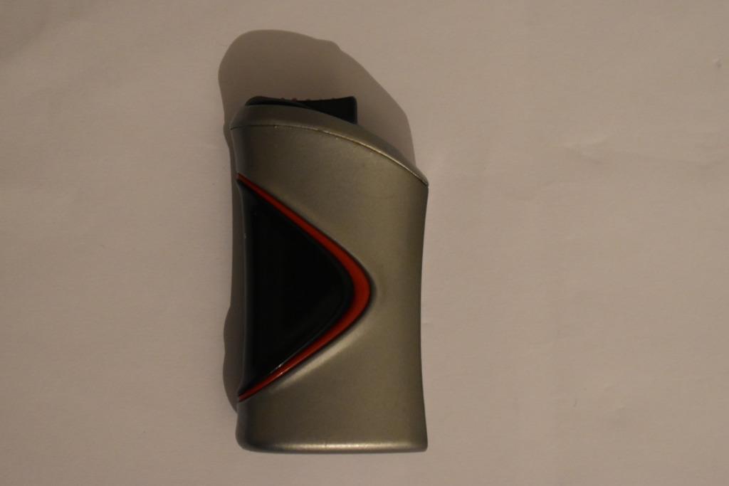 Briquet argenté noir et rouge. "MARLBORO". Rechargeable et à, Enlèvement, Comme neuf, Briquet