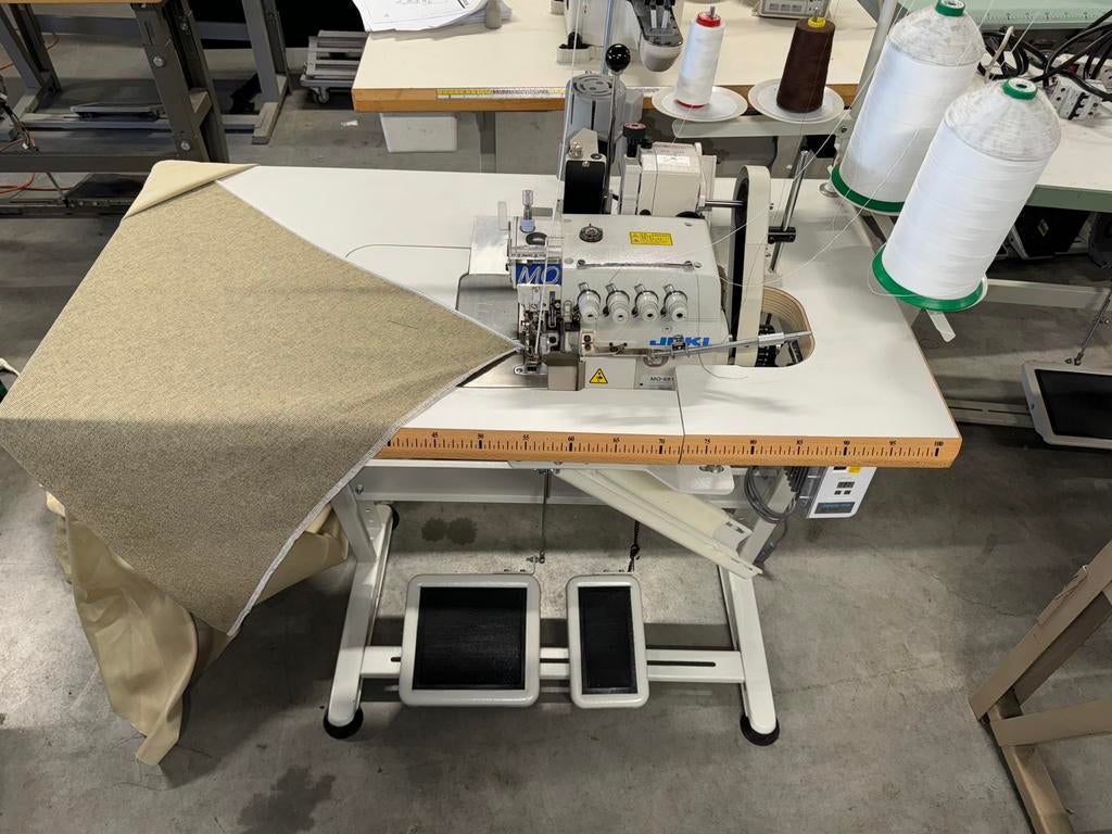 Industriele lockmachine overlock juki 4draad met puller 220v, Neuf, Autres marques, Enlèvement ou Envoi, Industrie