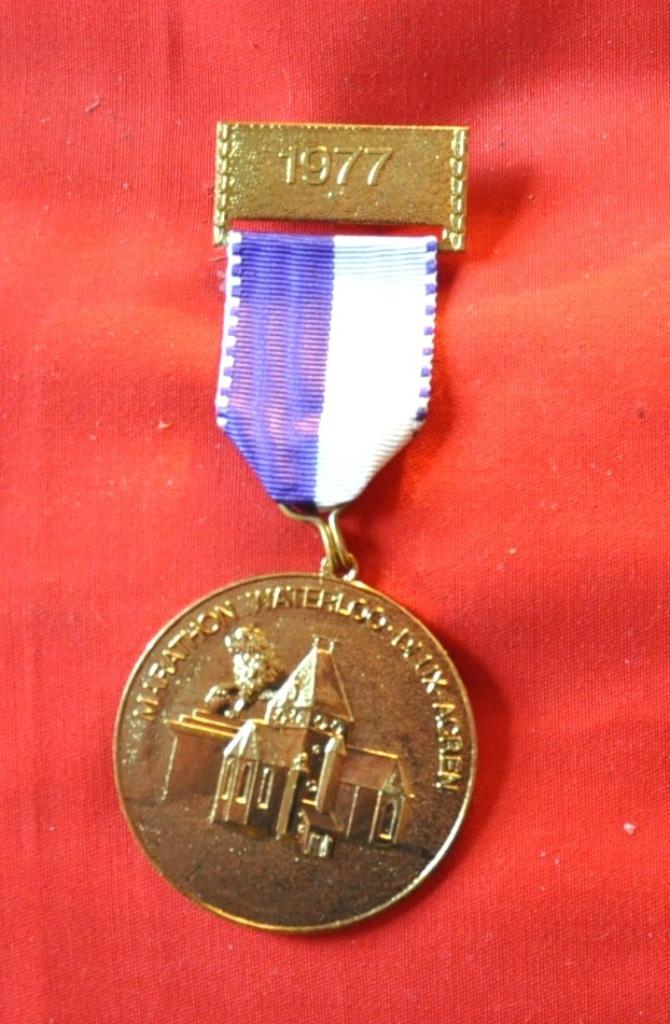 medaille de marche 1977 waterloo - deux acren  (15), Ophalen of Verzenden, Overige materialen
