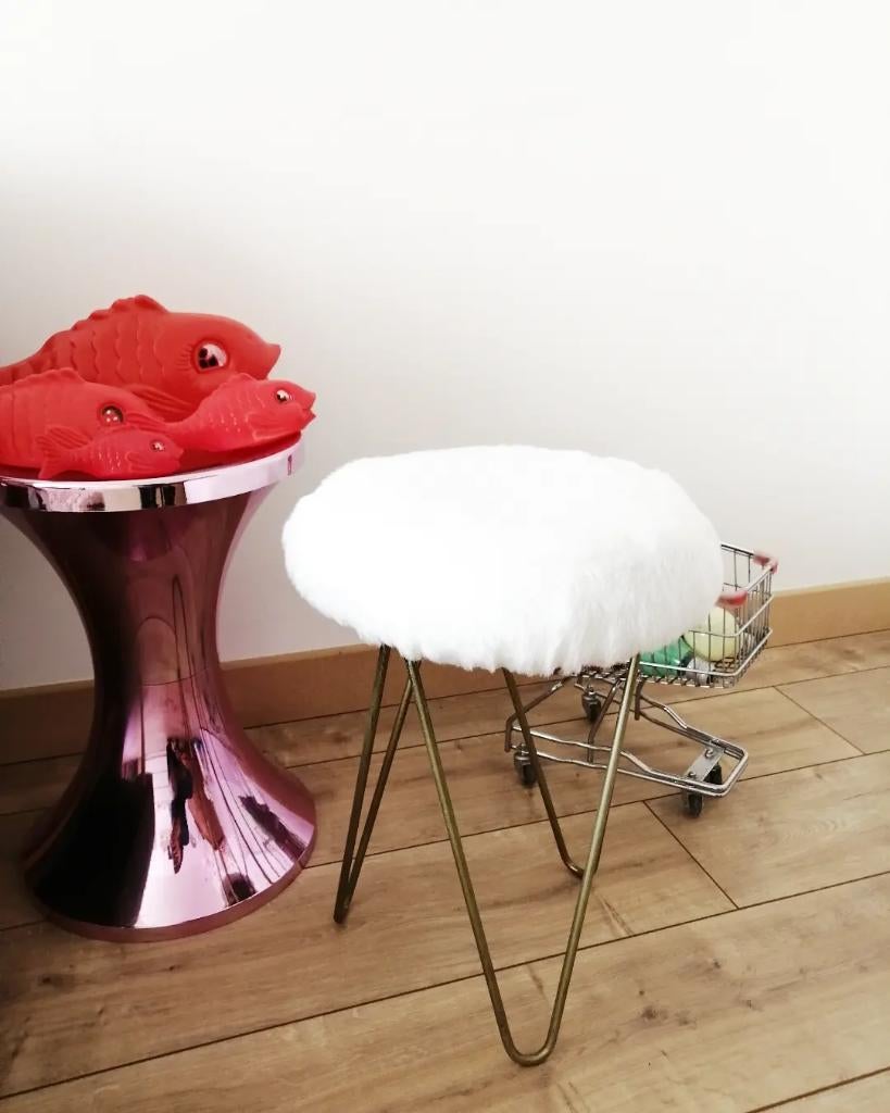 Tabouret tripode pied métal vintage fausse fourrure blanche, Enlèvement ou Envoi, Comme neuf, Matériaux autres