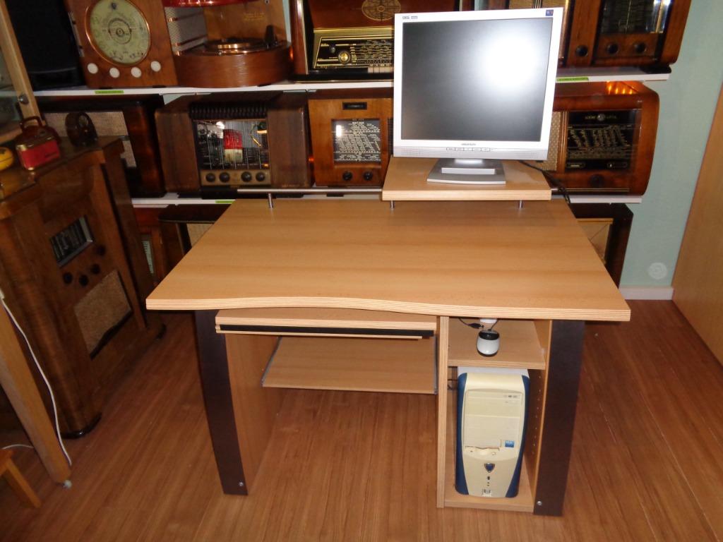 Bureau d'ordinateur en imitation bois de hêtre, Enlèvement, Utilisé