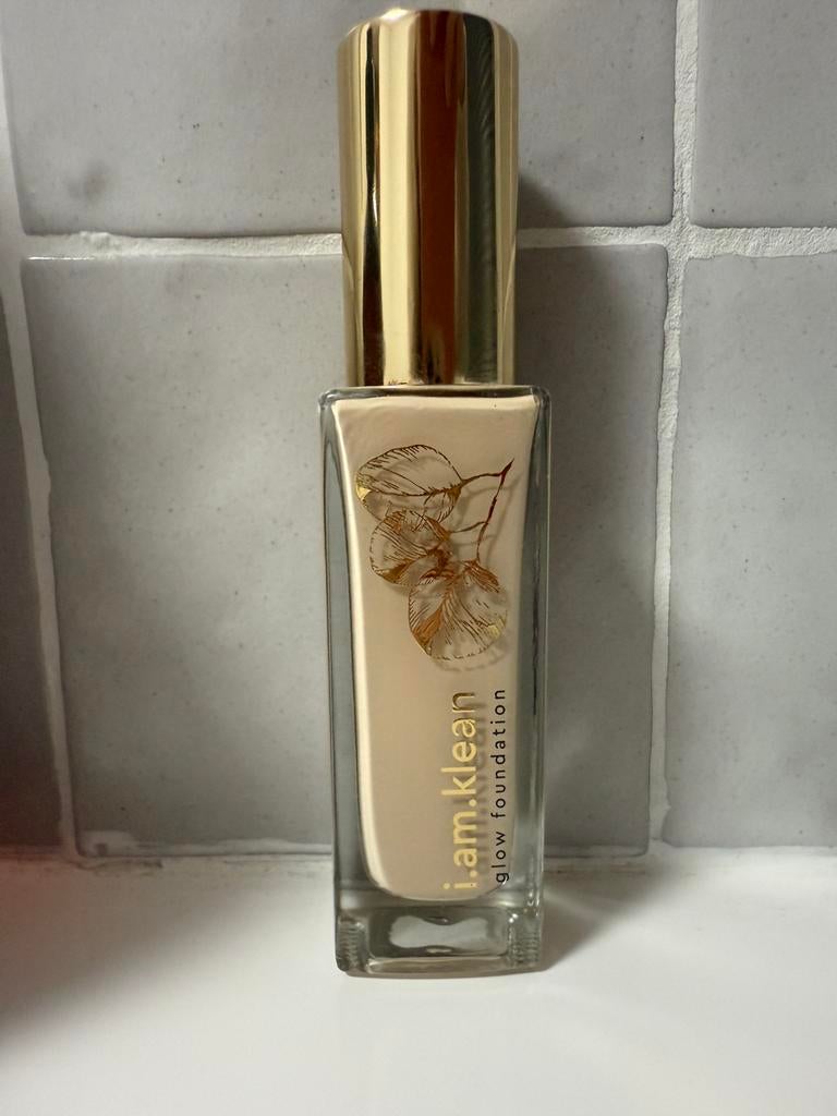 Liquid glow foundation Warm 1.0 | I am klean, Ophalen of Verzenden, Nieuw, Gehele gezicht, Make-up