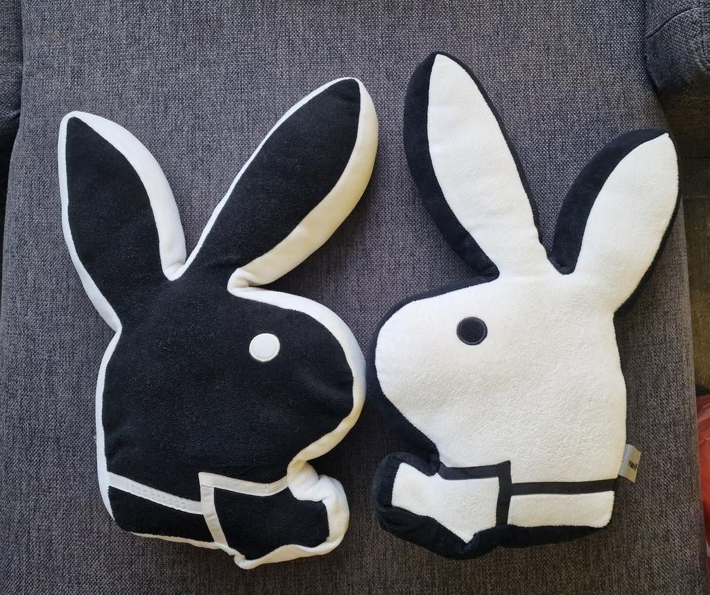 Coussins Playboy, Enlèvement, Blanc