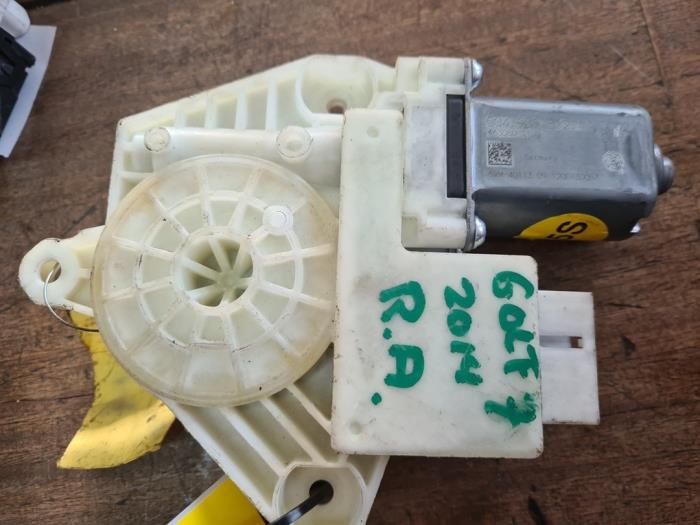 Moteur de vitre portière d'un Volkswagen Golf, Autos : Pièces & Accessoires, Enlèvement ou Envoi, 3 mois de garantie, Utilisé