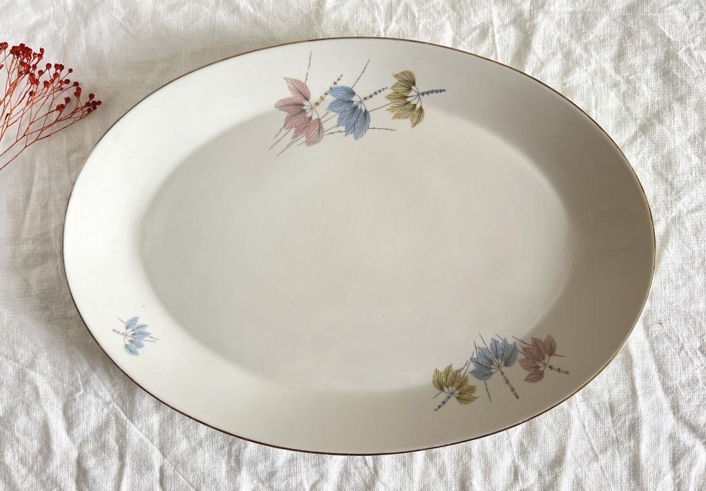 Plat ovale Boch au décor de feuilles pastel, Enlèvement ou Envoi