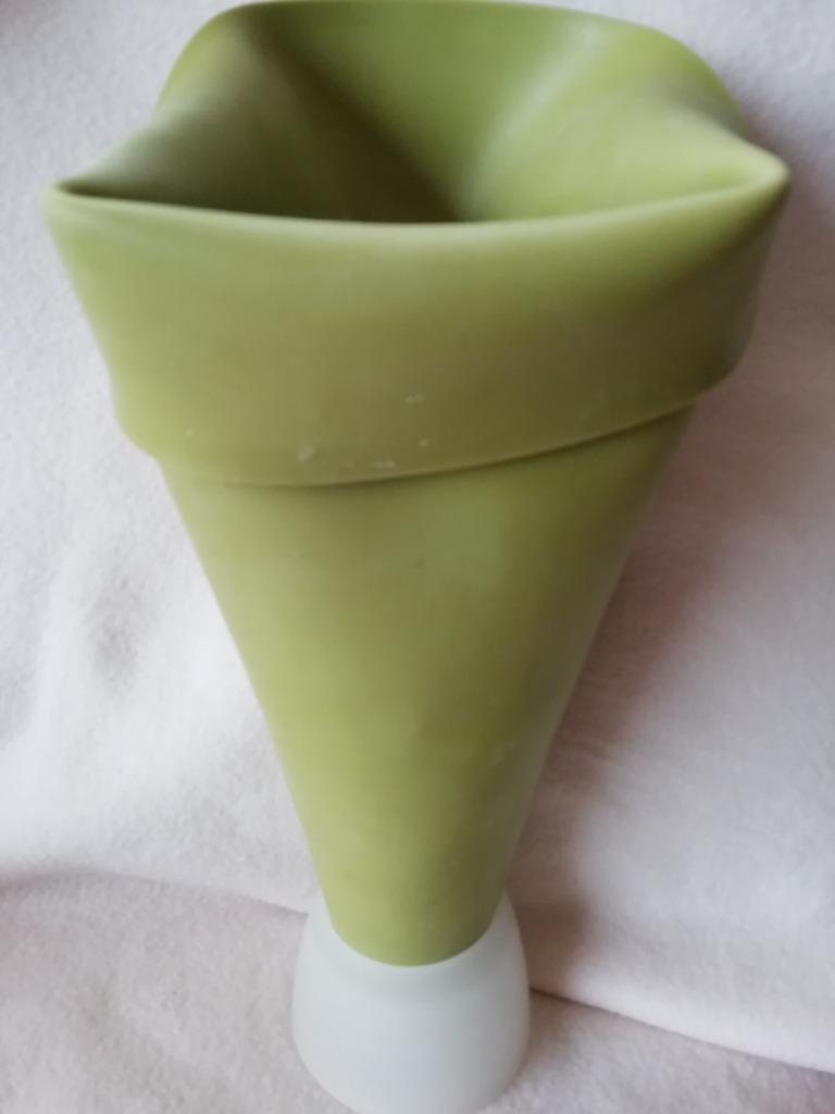Groene oprolvaas design J.Bakermans, Huis en Inrichting, Woonaccessoires | Vazen, Ophalen, Wit