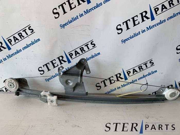 Mécanique vitre 4portes arrière gauche d'un Mercedes E-Kla, Enlèvement ou Envoi, 3 mois de garantie, Utilisé, Mercedes-Benz