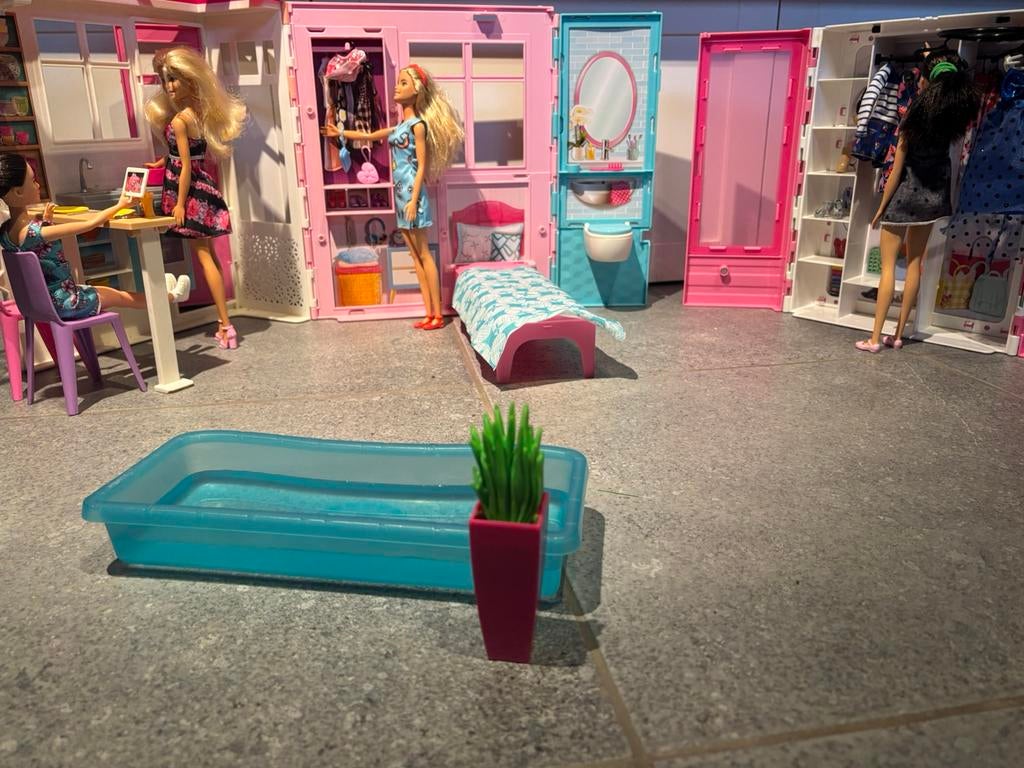 Barbie kleerkast en poolhuis met orginele accessoires., Ophalen of Verzenden, Barbie