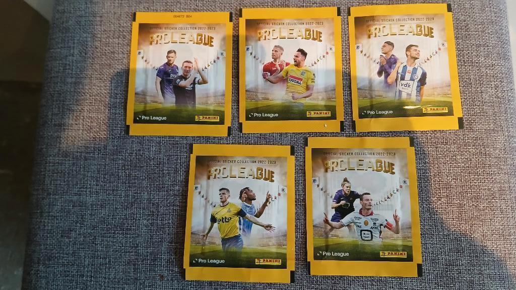 5 verschillende Pro League Panini-hoezen uit 2023, Ophalen of Verzenden, Nieuw, Meerdere stickers