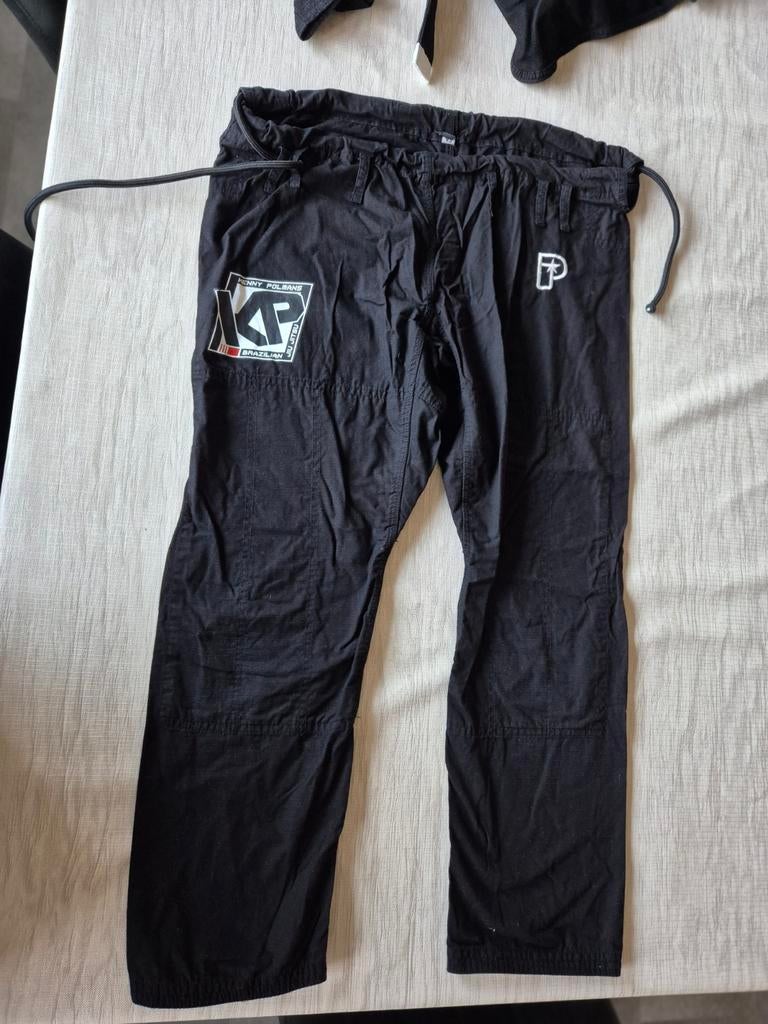 Costume de jiu-jitzu noir avec bande blanche, Jiu Jitsu, Comme neuf, Taille L, Vêtements d'arts martiaux