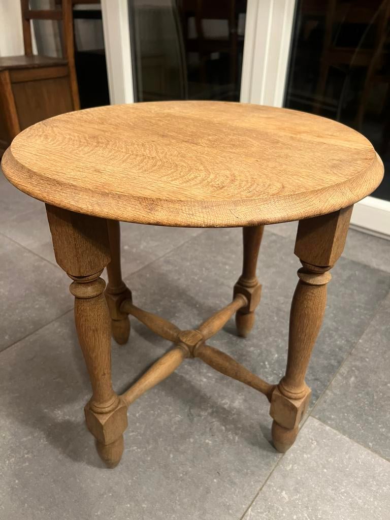 Petite table ronde de salon en chêne clair aux pieds tournés, Maison & Meubles, Enlèvement, Utilisé, Chêne