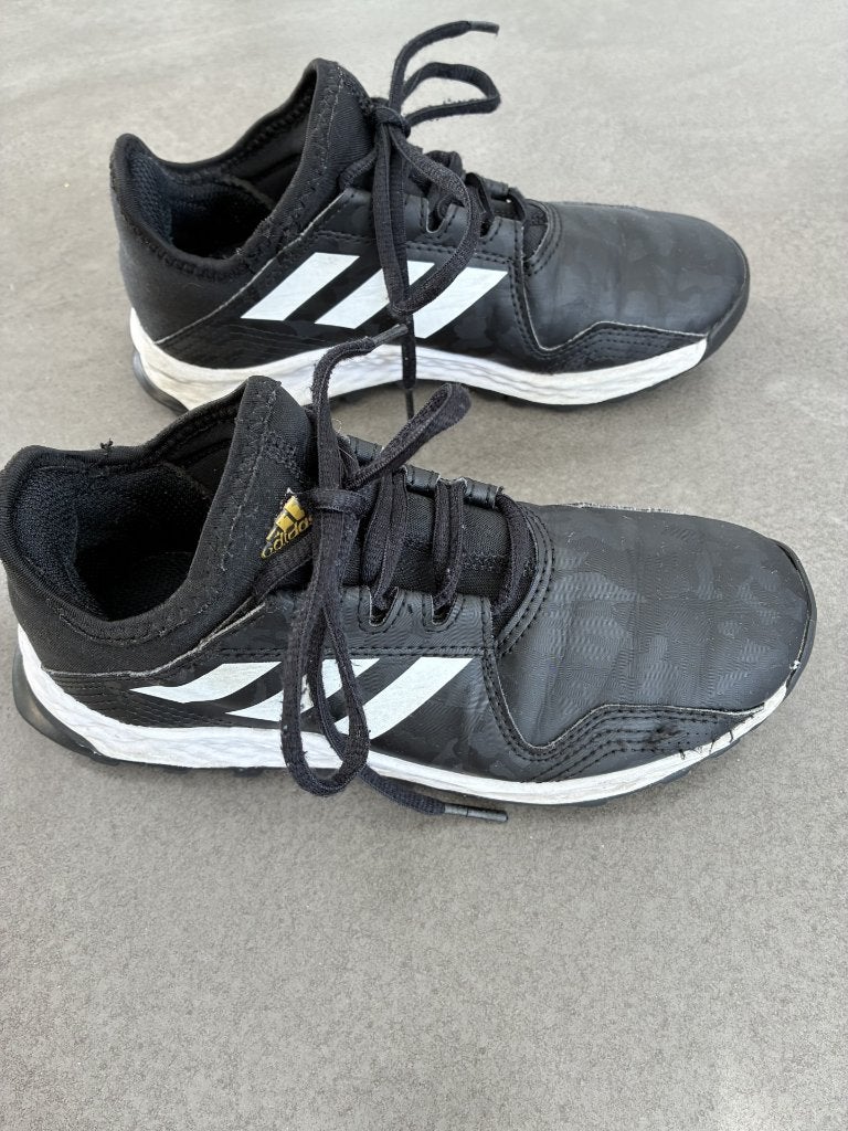 Chaussure de hockey Adidas noire, imperméable, taille 34, Adidas, Garçon ou Fille, Enlèvement ou Envoi, Comme neuf