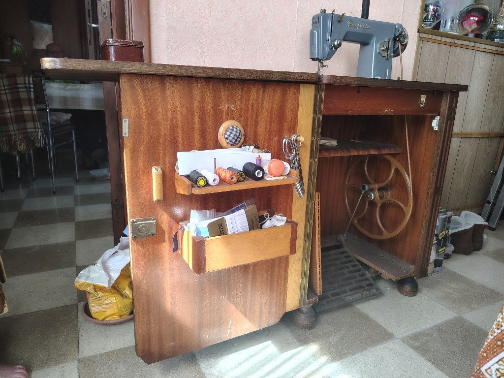 Oude naaimachine, Antiek en Kunst, Ophalen
