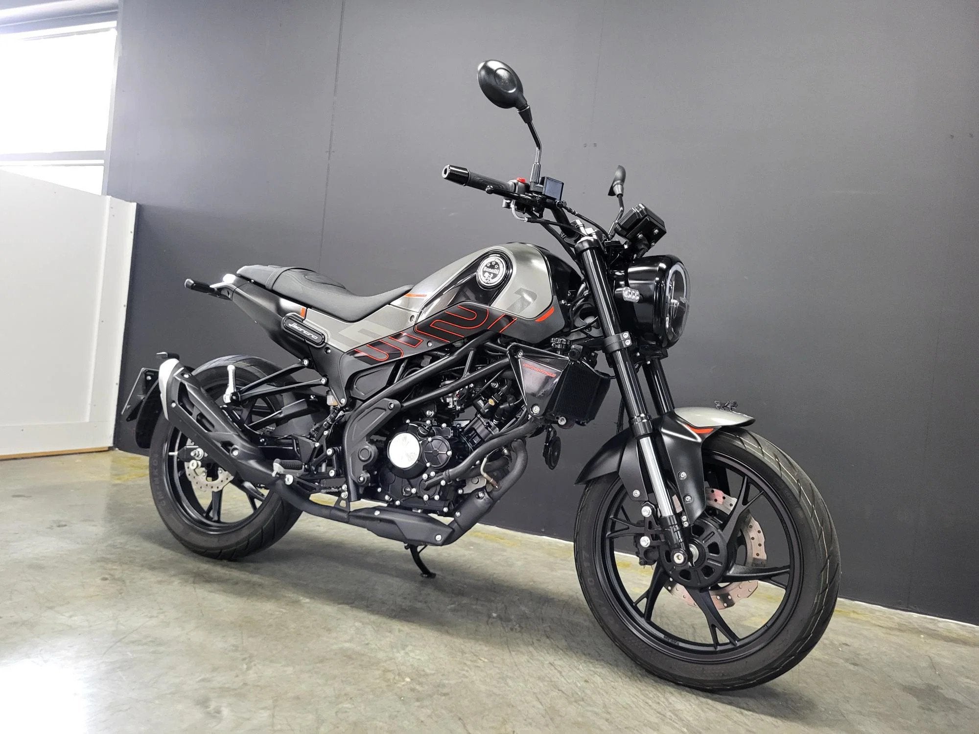 Benelli Leoncino 125 (A1) kleine leeuw met karakter, Motoren, 125 cc, Overig, 11 kW of minder, Handgeschakeld