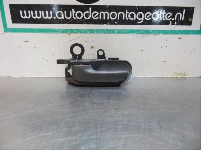 Poignée portière 2portes gauche d'un Toyota Yaris (Yaris 1, -, 3 mois de garantie, Toyota, Utilisé