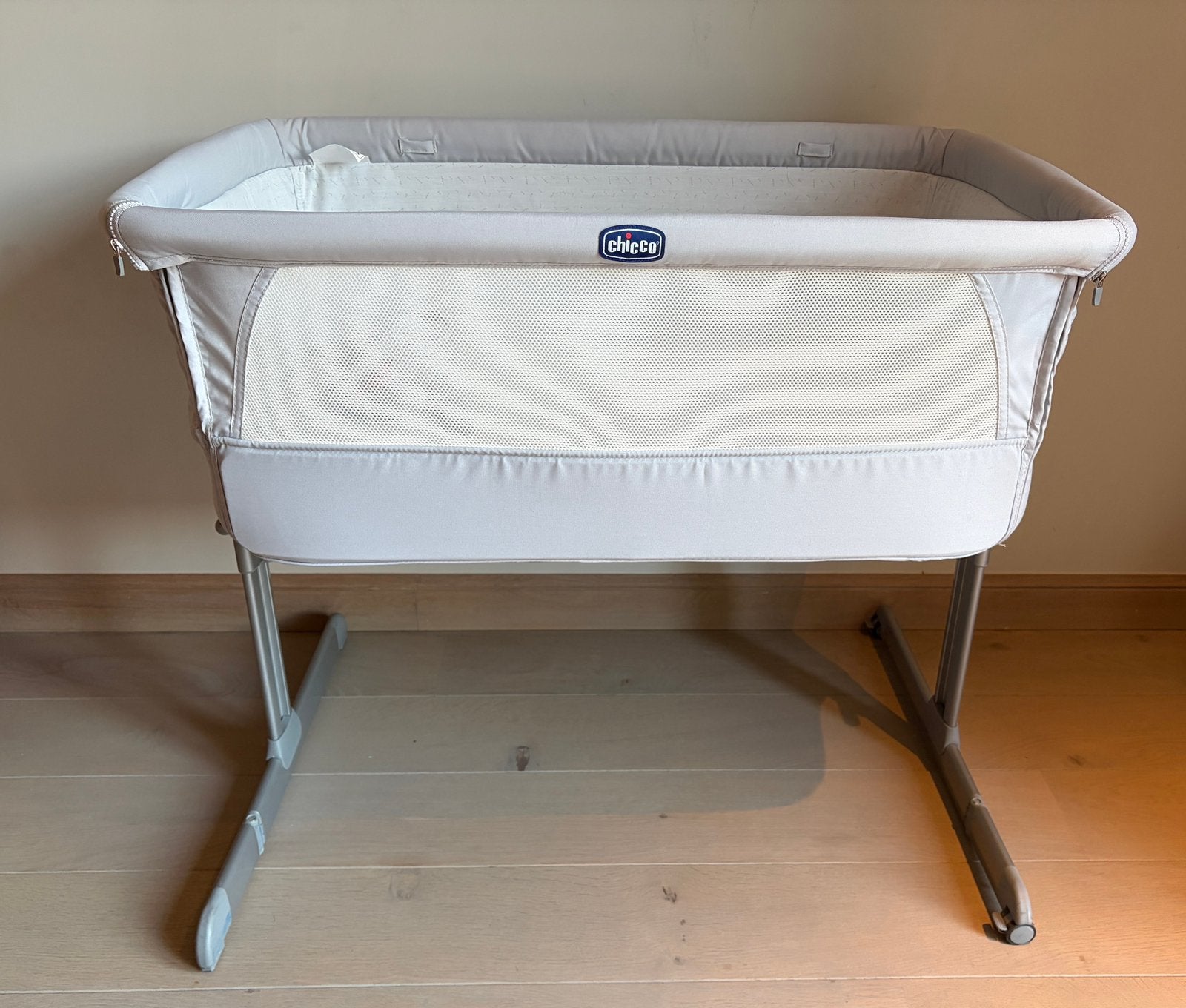 Chicco Next2Me Wiegje – Lichtgrijs – Inclusief matras, Kinderen en Baby's, Ophalen, Zo goed als nieuw