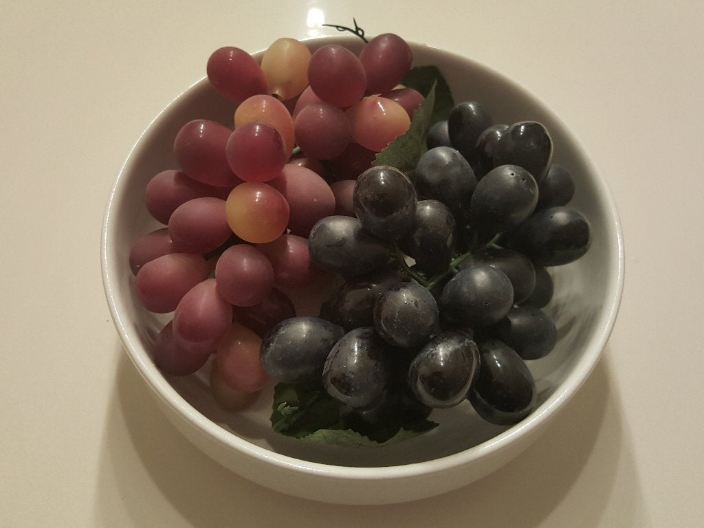 2 grappes de raisins en plastique rouge + bleu (réaliste), Maison & Meubles, Accessoires pour la Maison | Autre, Bleu, Comme neuf