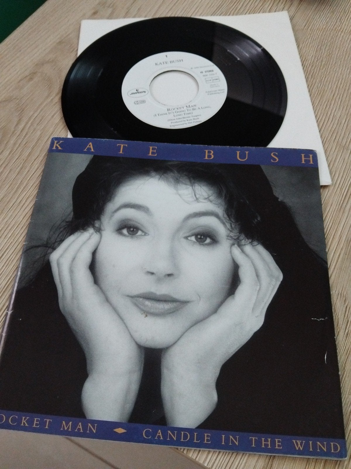 Kate Bush, Enlèvement ou Envoi