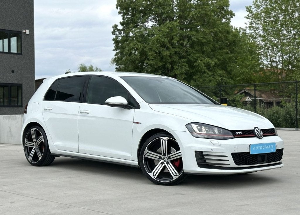 Volkswagen Golf 2.0 GTI 2014 220pk GPS Adaptive Cruise, Auto's, Volkswagen, Dealer onderhouden, 1984 cc, USB, Wit