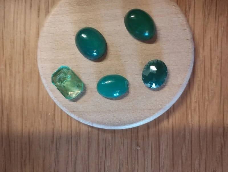 Set van 5 echte smaragden en chalcedonen., Handtassen en Accessoires, Edelstenen, Ophalen