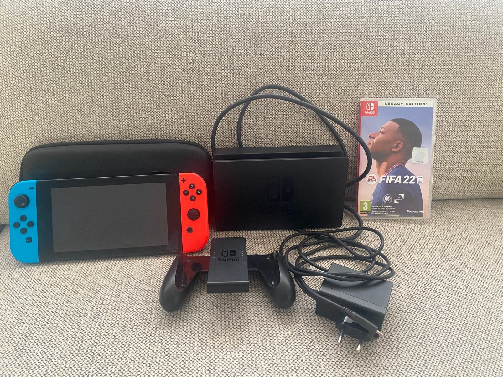 NintendoSwitch Neon Set(met FIFA 22, Reisetui & Accessoires), Ophalen, Zo goed als nieuw, Met 2 controllers