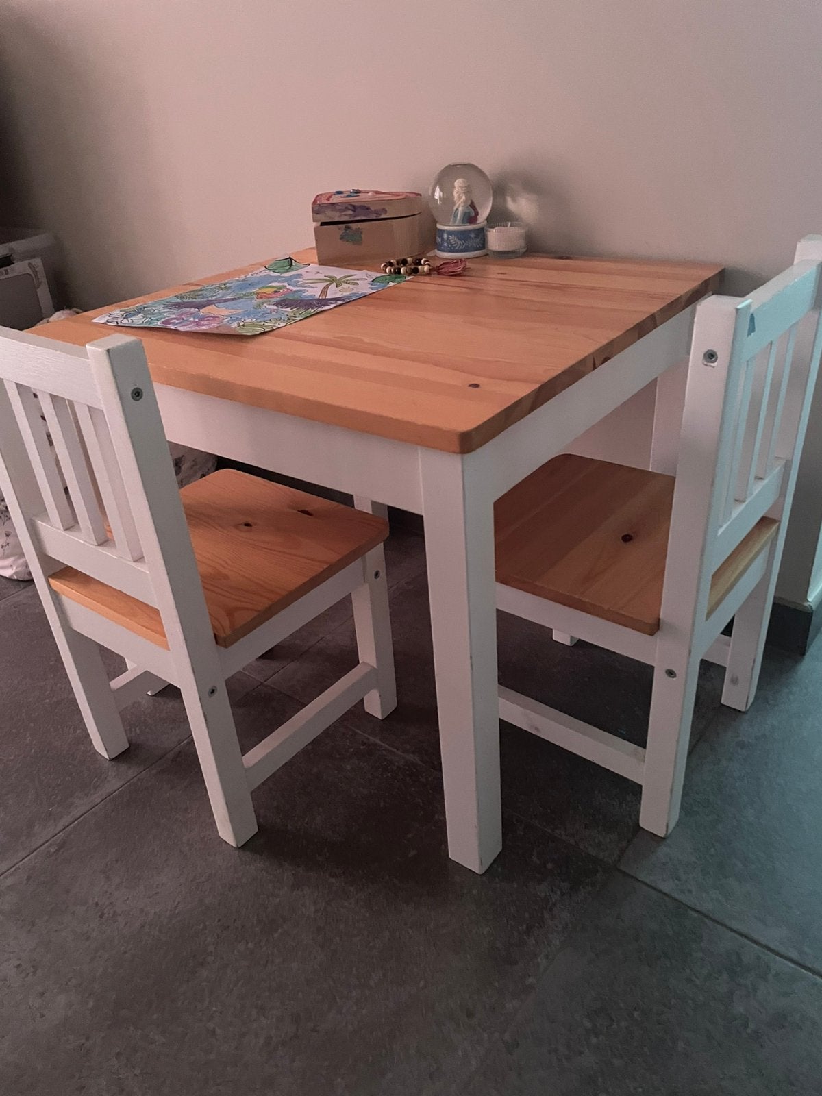 Kleuter tafeltje met 2 bijpassende stoeltjes, Ophalen, Zo goed als nieuw
