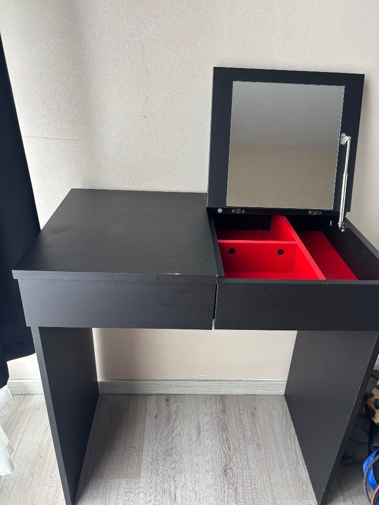 Coiffeuse IKEA noire avec miroir rabattable, Maison & Meubles, Tables | Coiffeuses, Utilisé, Enlèvement