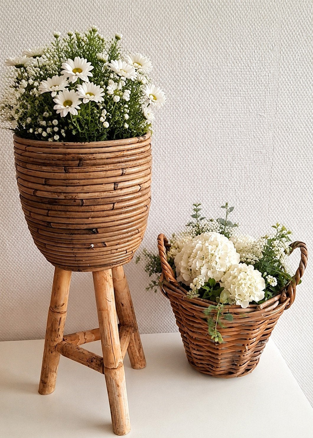 Lot déco bohème : porte-plante en rotin + panier en osier, Balcon