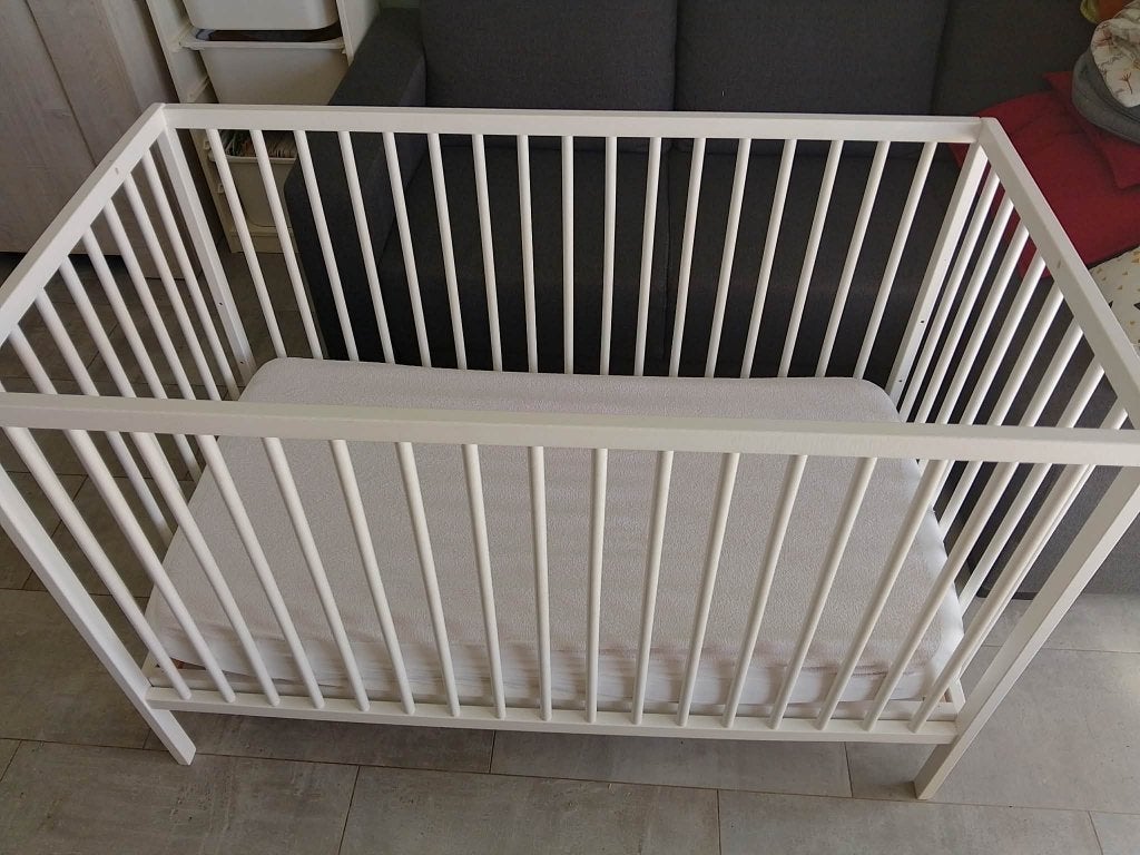 Petit lit bébé avec matelas, Kinderen en Baby's, Kinderkamer | Bedden, Zo goed als nieuw, Minder dan 140 cm, Minder dan 70 cm
