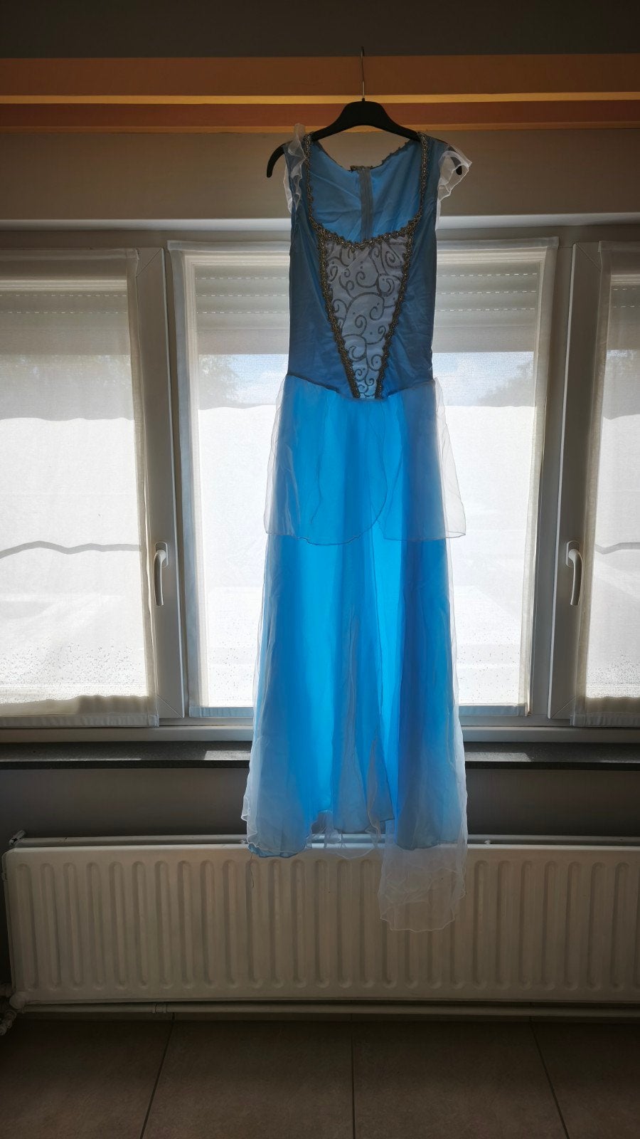 Assepoester kleed en hakken, Kleding | Dames, Ophalen of Verzenden, Maat 38/40 (M)