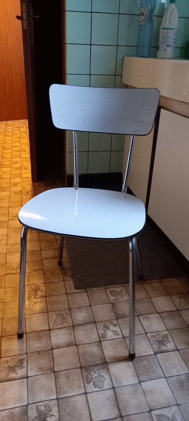 2 vintage keukenstoelen en 1 krukje, Ophalen, Gebruikt
