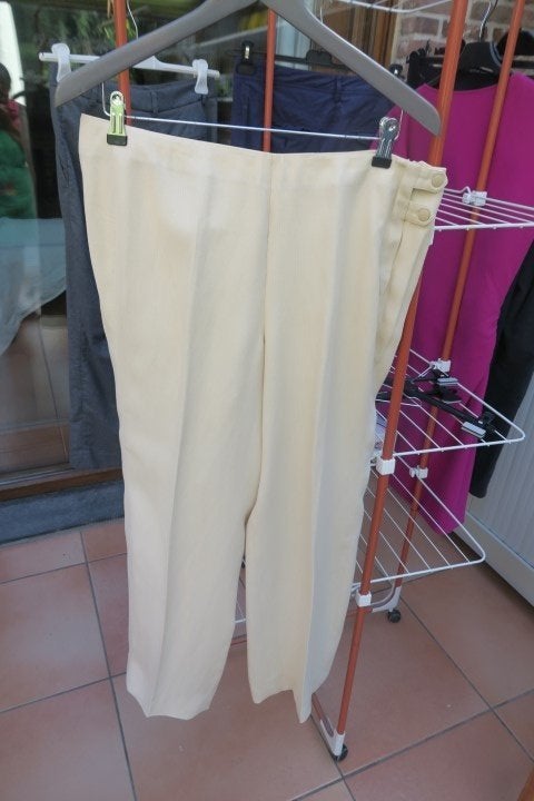 Broek beige Armani Collezioni mt 42 (it46), Armani Collezioni, Beige, Maat 42/44 (L), Nieuw