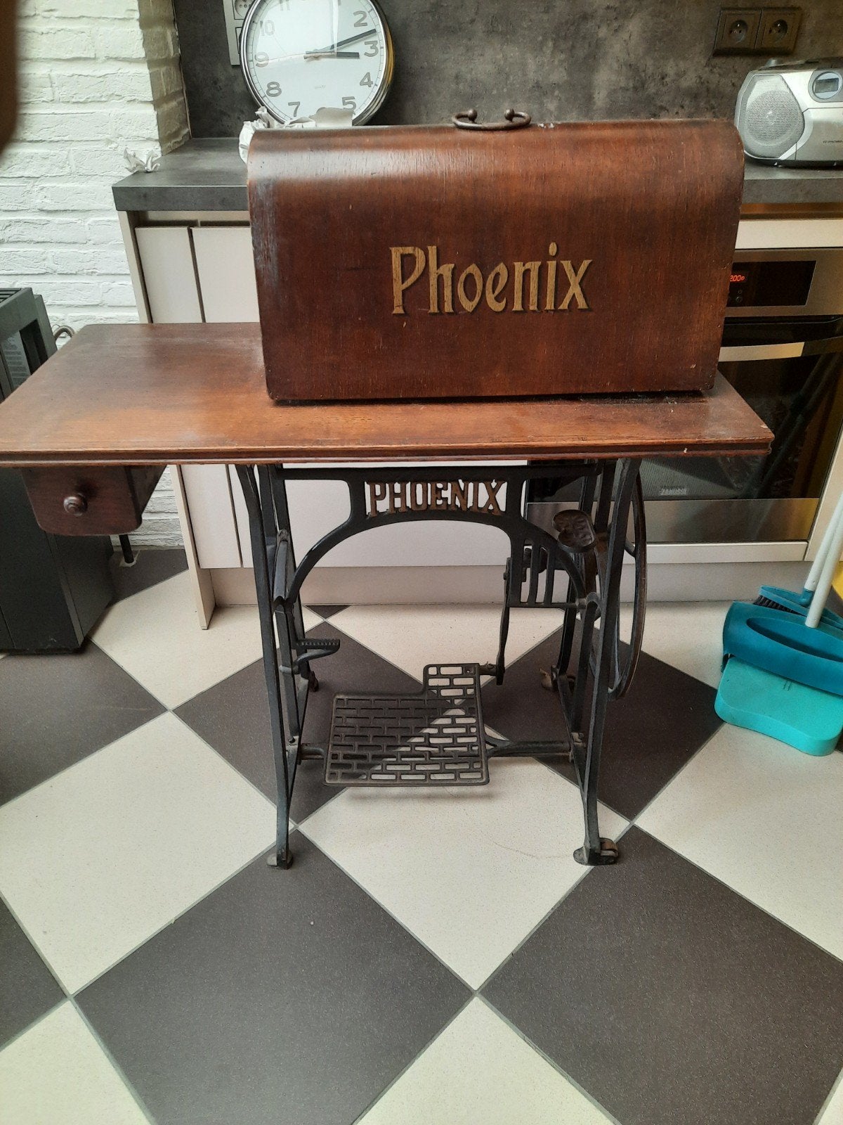 Antieke Phoenix naaimachine, Enlèvement