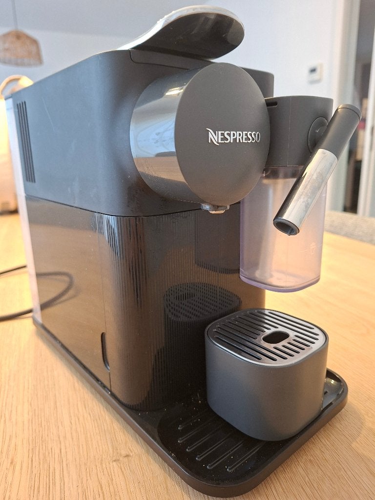 Nespresso latissima one, Electroménager, Cafetières, Comme neuf, Dosettes et capsules de café, Machine à espresso, 10 tasses ou plus