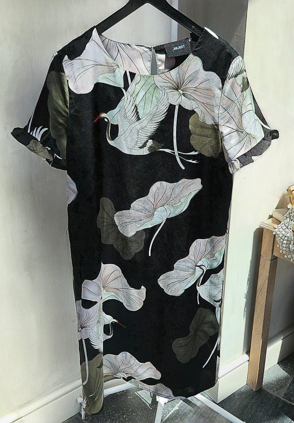 Robe noire avec grues et fleurs de lotus de la marque Object, Enlèvement ou Envoi, Object, Comme neuf, Taille 34 (XS) ou plus petite